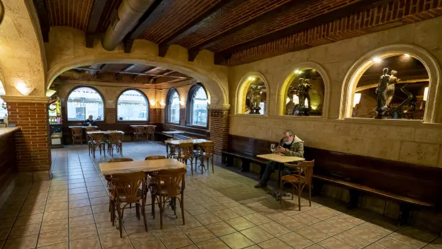 Interior de la cafeteria Expreso en Teruel. Los bares y restaurantes no podran servir en interior por restricciones por la pandemia de COVID 19. Foto Antonio Garcia/Bykofoto. 26701/21[[[FOTOGRAFOS]]]