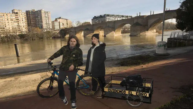 Iván Jerez y Miriam Redondo convocan para este domingo a los zaragozanos a contrubuir a limpiar las riberas del Ebro, donde posan.
