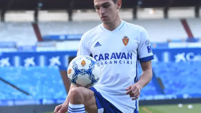 Juanma Sanabria, en su primera toma de contacto con La Romareda y con el uniforme del Real Zaragoza, este miércoles en su presentación oficial.