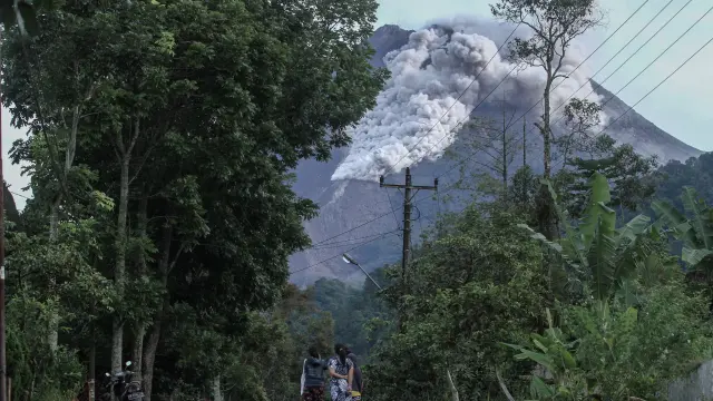 26 January 2021, Indonesia, Sleman: Mount Merapi, Indonesia's most active volcano, spews hot smoke and ash. Mount Merapi is one of the most volatile mountains among more than 120 volcanoes in the country. Photo: Slamet Riyadi/ZUMA Wire/dpa..26/01/2021 ONLY FOR USE IN SPAIN[[[EP]]] 26 January 2021, Indonesia, Sleman: Mount Merapi, Indonesia's most active volcano, spews hot smoke and ash. Mount Merapi is one of the most volatile mountains among more than 120 volcanoes in the country. Photo: Slamet Riyadi/ZUMA Wire/dpa