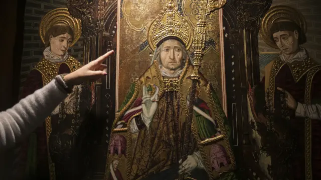 ‘San Valero entre San Vicente y San Lorenzo’, un óleo sobre tabla de Martín Bernat, pintado hacia 1480-1495 y procedente de la parroquia de Lécera. Puede verse en el Alma Mater Museum.