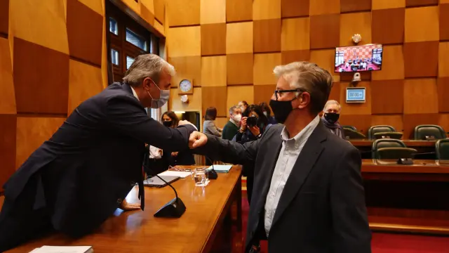 Jorge Azcón y Pedro Santisteve se saludan en el Pleno del Ayuntamiento de Zaragoza