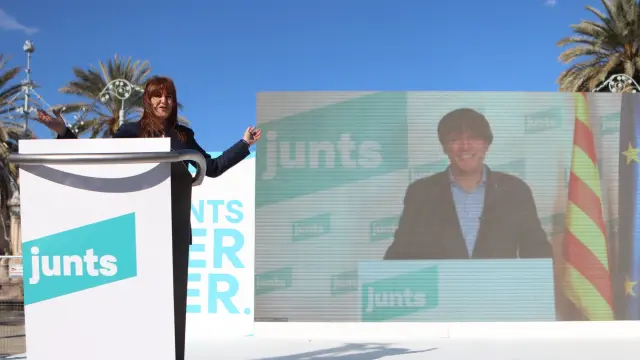 La candidata de JxCat, Laura Borrás, y expresidente de la Generalitat, Carles Puigdemont, durante un acto electoral en Barcelona,