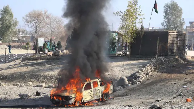 Una imagen del coche bomba que hirió este viernes a varios soldados en Afganistán.