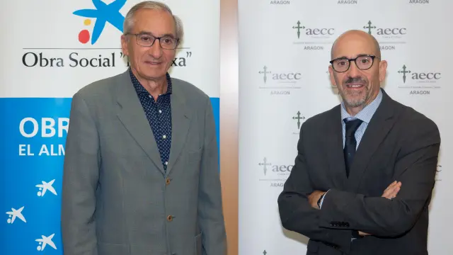 Jose Luis Ansó presidente AECC Zaragoza y Javier Muñoz responsable acción social en la territorial Ebro de CaixaBank.