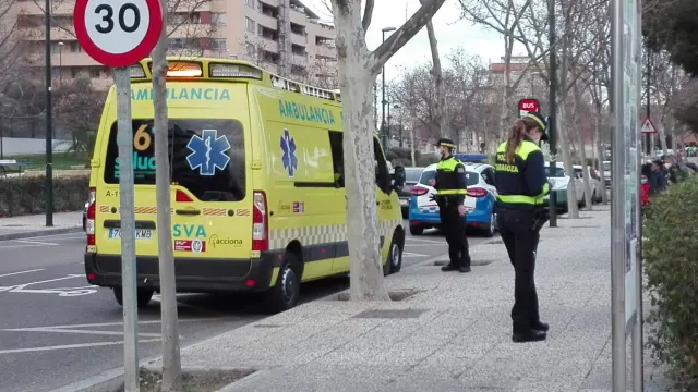 Una ambulancia asistió al herido en el lugar del accidente
