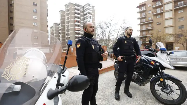 Miguel (izquierda) y Rubén, los dos policías que el martes rescataron in extremis a una mujer en Zaragoza.