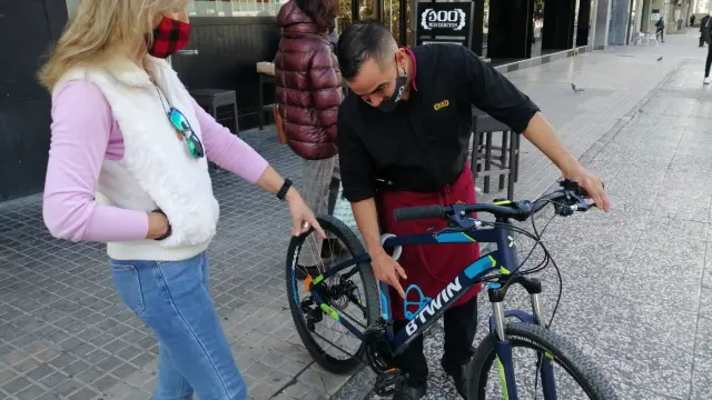 Teresa y Luis, con su nueva bicicleta, tras el robo de la anterior.