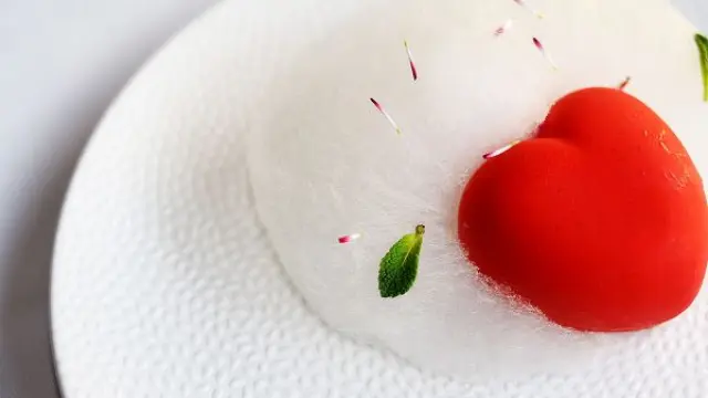 Corazón, mousse de yogur y pasión, el postre del menú de San Valentín del restaurante El Chalet.
