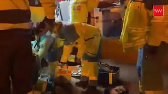 Una mujer de 52 años ha fallecido en plena calle en Majadahonda (Madrid) por heridas de arma de fuego. La mujer estaba en parada cardiorrespiratoria cuando llegaron los servicios de emergencia y, tras 45 minutos de maniobras de reanimación, no pudieron salvarle la vida. En el mismo lugar fue atendido un hombre de 64 años también por heridas de arma de fuego que se habría autoinfligido, y que fue trasladado al hospital Puerta de Hierro en estado grave.