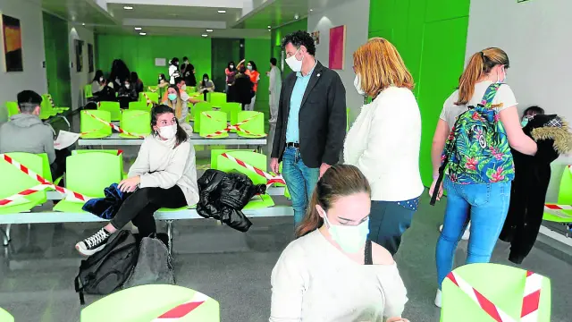 Estudiantes esperando para recibir la vacuna en Huesca, junto a responsables del campus.