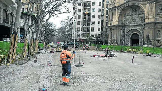Los operarios ya han completado la eliminación del pavimento de la plaza de Santa Engracia