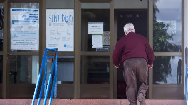 Un hombre entra en un centro de salud en Guitiriz, Lugo.