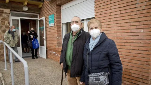 Tomás Rubio y su mujer, Rosario Caballero, delante del centro de Salud de Villarroya de la Sierra.