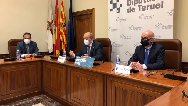 De izquierda a derecha, el diputado delegado Antonio Amador, el presidente de la DPT Manuel Rando y el gerente de Tragsa en la provincia de Teruel, Miguel Asensio.