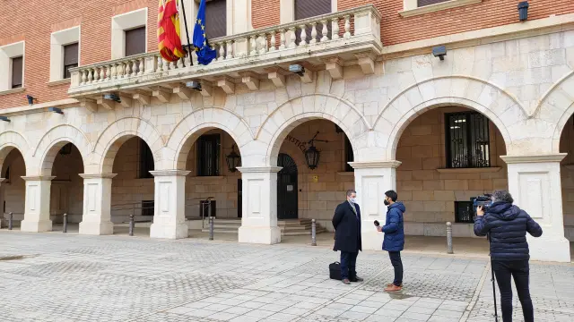 Jorge Piedrafita, el primero por la izquierda, a las puertas de la Audiencia Provincial.