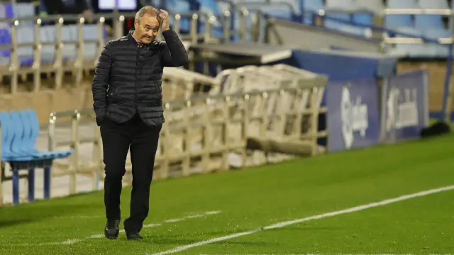 Juan Ignacio Martínez, entrenador del Real Zaragoza, observa las evoluciones de su equipo.
