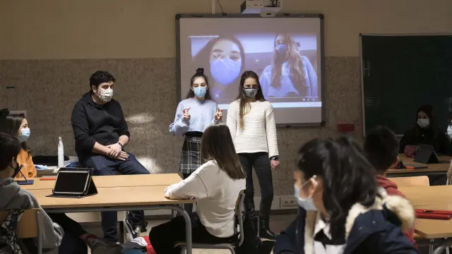 Dos alumnas del IES El Picarral de Zaragoza exponen las conclusiones de su trabajo al resto de sus compañeros de clase