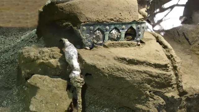 Imagen de la carroza desenterrada en Pompeya.
