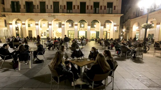 Terrazas llenas anoche en la plaza del Mercado de Huesca