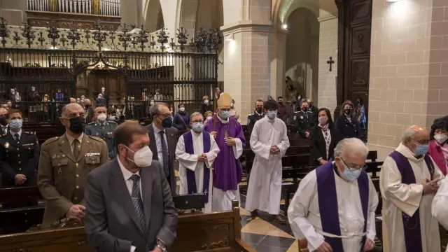 El obispo Antonio Gómez Cantero, en el centro de la imagen, se dispone a oficiar la misa de despedida en la Catedral de Teruel.