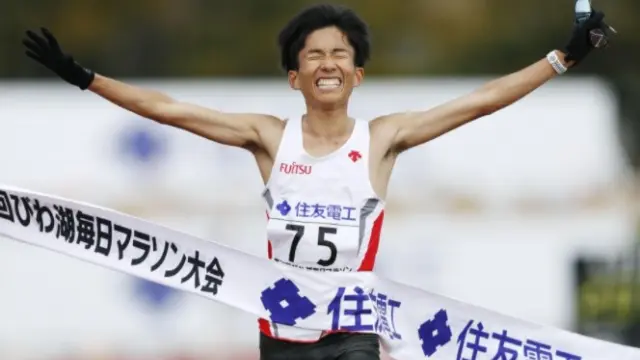 Kengo Suzuki, tras batir el récord de maratón en la de Lago Biwa de Japón.
