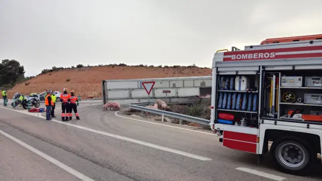 Una imagen del accidente de un camión entre Valderrobres y Arnes, en Teruel.