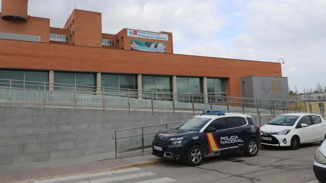 Policía en el hospital Príncipe de Asturias de Alcalá de Henares (Madrid), este sábado.