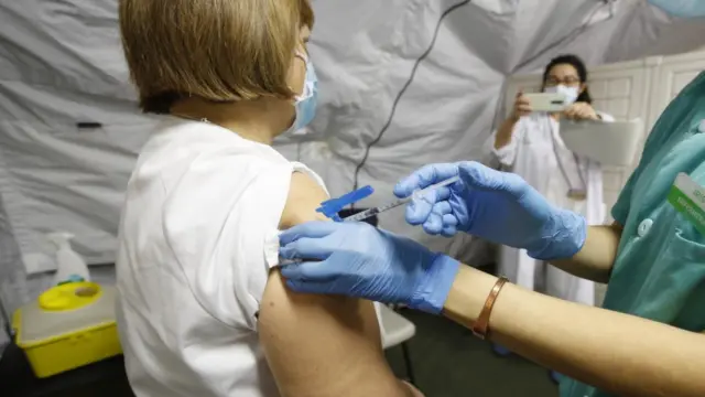 Vacunación contra la covid a sanitarios en la carpa de Urgencias del Clínico.