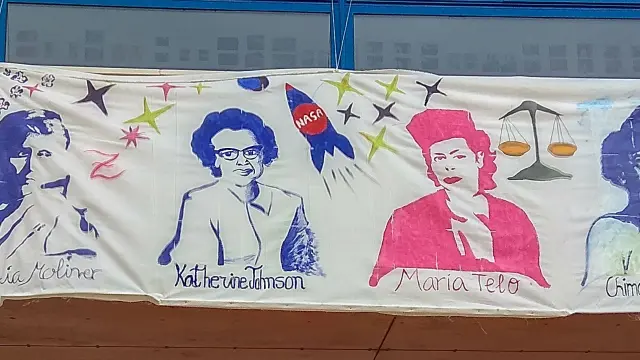 Dos pancartas con 'Mujeres que son tesoros' en el IES Sobrarbe con motivo del 8-M