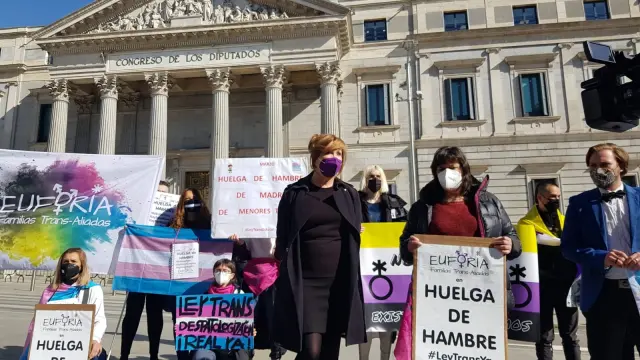 Natalia Aventín, con el cartel de la asociación Familias Trans Aliadas, es una de las activistas que ha iniciado la huelga de hambre por la Ley Trans.