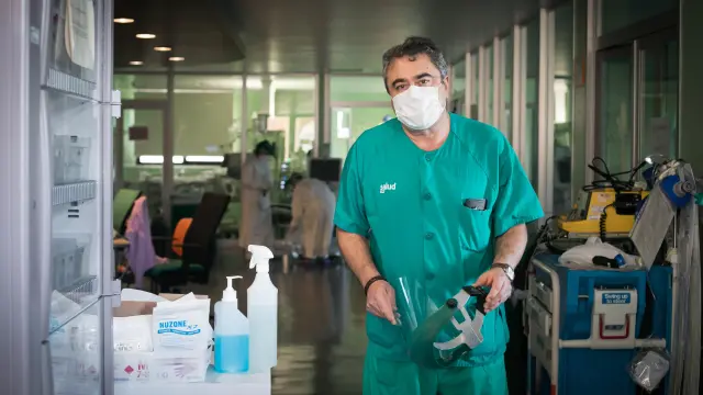 El doctor Juan José Araiz, jefe de sección de la UCI del Hospital Clínico de Zaragoza.