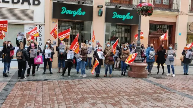 Trabajadoras en huelga hoy ante la tienda de Douglas en la calle Alfonso de Zaragoza. El paro y la protesta ha sido generalizado en toda España.