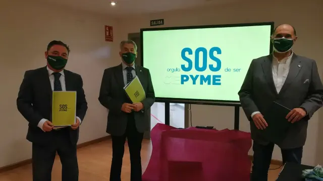 El presidente de Cepyme Aragón, Aurelio López de Hita, junto a los presidentes de la organización en Teruel y Huesca, Juan Ciércoles y Fernando Luna, al presentar el documento 'SOS a las pymes'