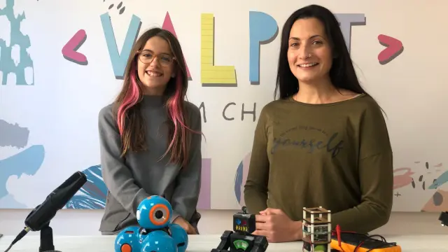 Valeria Corrales y su profesora de robótica, Patricia Heredia, ante la cámara en su canal de YouTube ValPat.