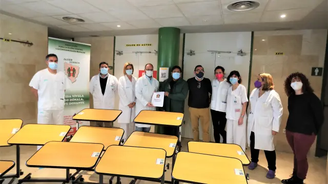 La Asociación Alcer-Huesca entrega al Hospital Universitario San Jorge de Huesca 12 mesas auxiliares para la sala de hemodiálisis