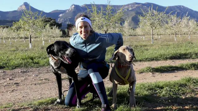 Tamara Vazquez, corredora de canicross, con sus perras Kona y Diana.