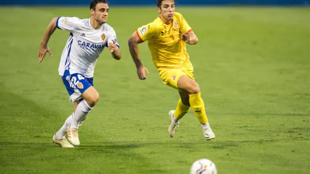 Dani Lasure pugna con un rival del Girona en un partido con el Real Zaragoza.