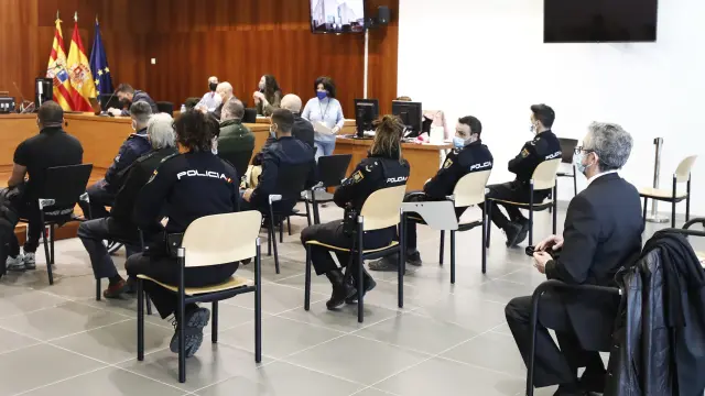 Los acusados, mientras escuchaban la decisión del tribunal de aplazar la vista en la Audiencia de Zaragoza.