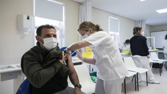La suspensión de la vacuna de Astra Zeneca sorprendió al punto de vacunación de Bombarda en pleno proceso.