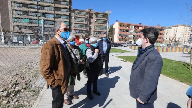 Representantes de los vecinos, con mascarillas reivindicativas, reclaman al alcalde el nuevo centro de salud.