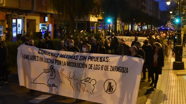 Una marcha recorrió ayer algunas calles del centro de Zaragoza en apoyo a los condenados.