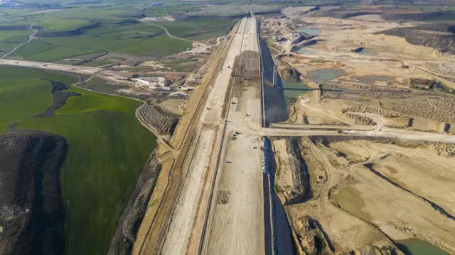 Imagen aérea de la construcción de uno de los diques del embalse de Almudévar.