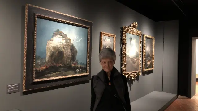 Juliet Wilson-Bareau, junto a algunos cuadros de la exposición de Agen.