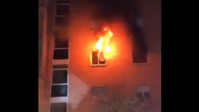 Las llamas salían de la vivienda en la que ha fallecido un joven debido al incendio registrado en Pamplona.