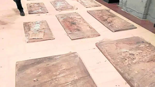 Varias de la treintena de piezas en las que se extrajo el mosaico.
