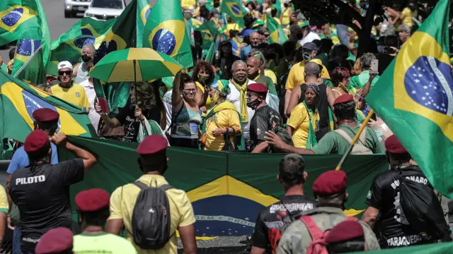 Seguidores realizan acto de apoyo al gobierno del presidente Bolsonaro, en Copacabana