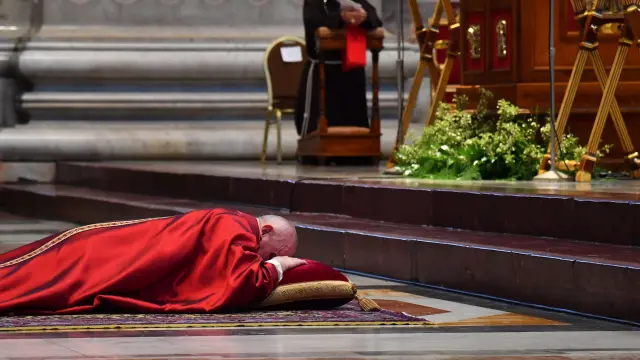 El Papa, postrado ante el altar de la basílica de San Pedro, este Viernes Santo.