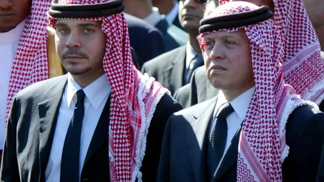 El príncipe Hamzah bin Hussein y su hermanastro, el rey Abdalá II de Jordania.