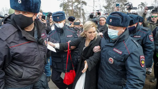 Policías rusos detienen a la líder del sindicato Alizanza de Médicos, Anastasía Vasílieva, frente a la prisión donde se encuentra Navalni